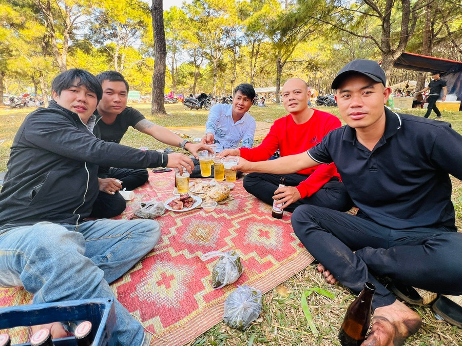 Nhóm bạn anh Phạm Huy Hoàng (thứ 2 từ phải qua) cũng tụ tập nhau lên đồi thông để thỏa mái uống với nhau vài ly bia ngày Tết. Ảnh: Đinh Yến z6277111418832-cff6820ec818af4983506f5d56cb145e.jpg