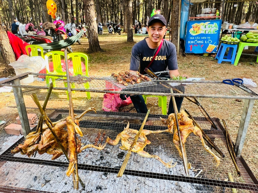 Anh Nguyễn Văn Tú (làng Jút 1, xã Ia Dêr) tranh thủ mấy ngày Tết làm dịch vụ cung cấp gà nướng, thịt heo nướng, cơm lam phục vụ khách du xuân. Ảnh: Đinh Yến z6277099823879-5f6c4d76449d1691d5f87f4be9b51371.jpg