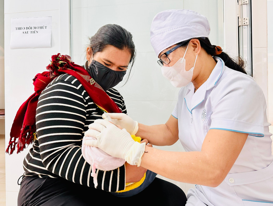 Nhân viên y tế xã K’Dang, huyện Đak Đoa cho trẻ uống vắc xin phòng bệnh tiêu chảy cấp do vi rút Rota. Ảnh: Như Nguyện z6286176933704-6920a11278cd7cebbc183c29db201382.jpg