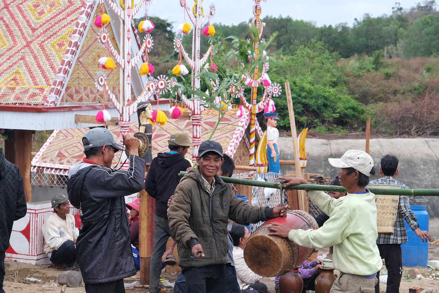 Sắc màu văn hóa hội tụ trong lễ bỏ mả 3.jpg
