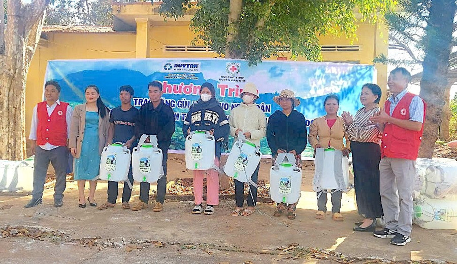 Người dân xã Ia Pết, huyện Đak Đoa nhận gùi nước tại chương trình. Ảnh: Hồng Ngọc tang-gui-nuoc-chuyen-dung-xa-ia-pet-8395.jpg