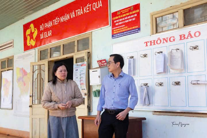 Chủ tịch UBND huyện Đak Đoa Bùi Thanh Bình (bìa phải) kiểm tra việc chấp hành kỷ cương hành chính tại xã Glar. Ảnh: Đ.Đ z6292453753581-4b5c8dd955af26a9ffce5f1e826677a5.jpg
