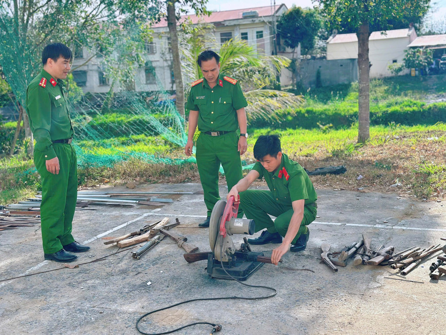 Lực lượng chức năng tiến hành tiêu hủy vũ khí, công cụ hỗ trợ. Ảnh: Lan Anh quang-canh-buoi-tieu-huy-vu-khi-vat-lieu-no-cong-cu-ho-tro-2.jpg