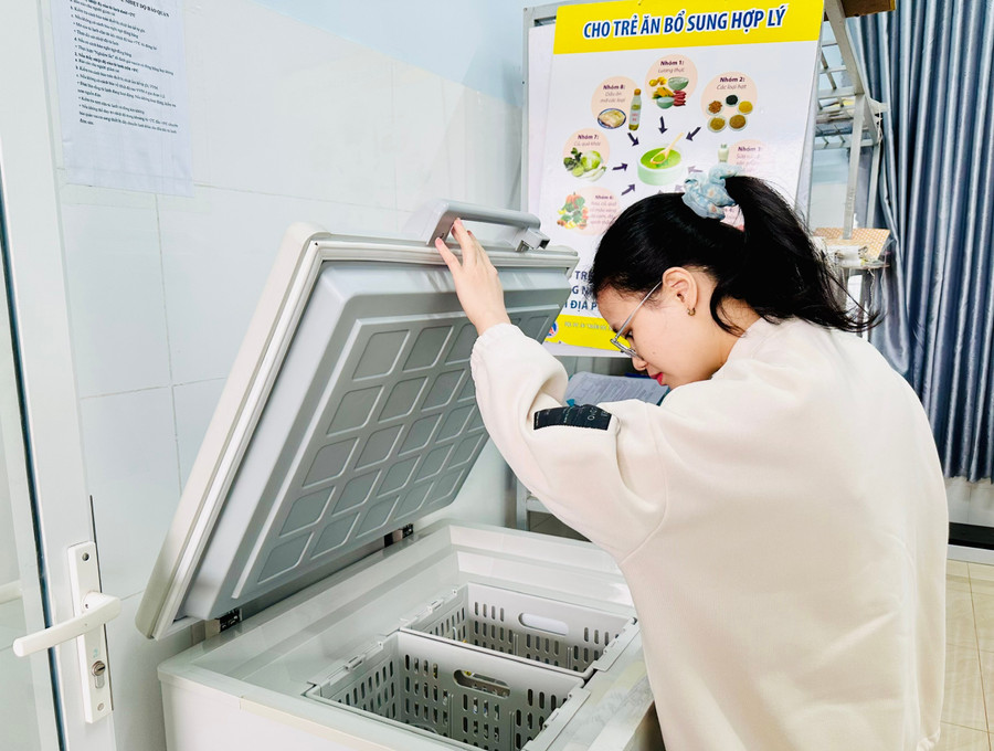 Đoàn công tác giám sát việc bảo quản vắc xin Rota trong chương trình tiêm chủng mở rộng tại xã Tân Bình, huyện Đak Đoa. Ảnh: Như Nguyện z6286176886158-b70b0b8946371f58bebce071cf3db2b2.jpg