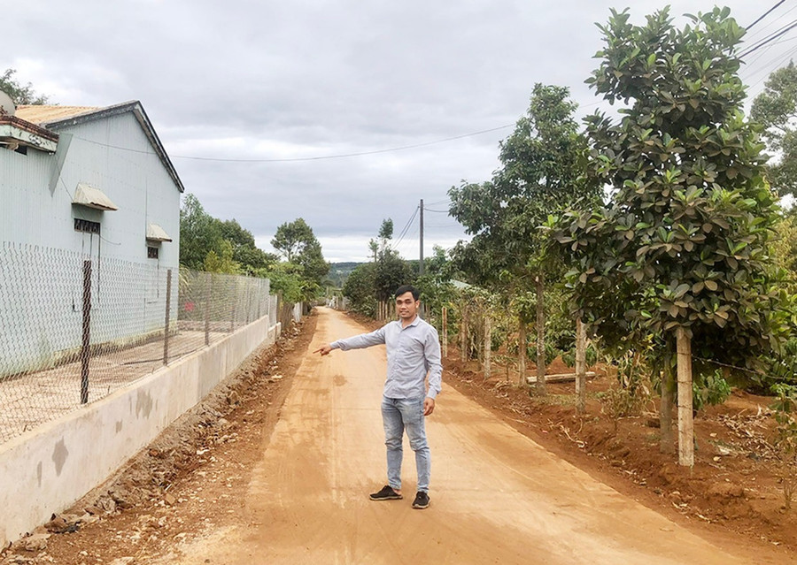 Theo ông Rơ Châm Hyếu-Bí thư Chi bộ kiêm Trưởng thôn Dút 1 (xã Ia Sao), nhờ người dân hiến đất và tự di dời hàng rào, cổng ngõ, làng đã hoàn thành con đường bê tông dài 260 m. Ảnh: Lê Nam ia-grai-uu-tien-dau-tu-xay-dung-duong-giao-thong-nong-thon-dd.jpg