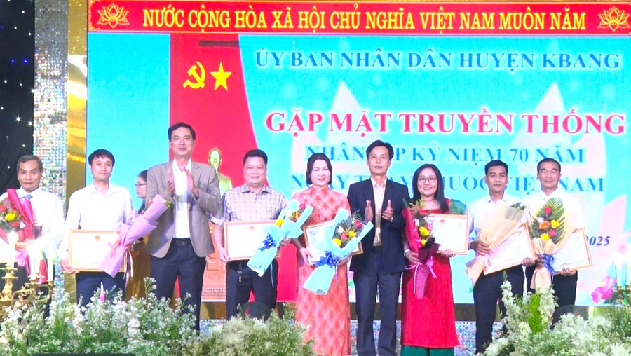 Tặng giấy khen cho các tập thể đã có thành tích xuất sắc chào mừng kỷ niệm 70 năm Ngày Thầy thuốc Việt Nam (27/2/1955-27/2/2025). Ảnh: Hồng Hạnh aaa2074694db2a8573ca.jpg