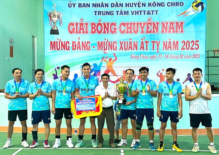 Đại diện Ban tổ chức trao cúp cho đội giành giải nhất Giải bóng chuyền nam mừng Đảng-mừng Xuân Ất Tỵ. Ảnh: An Phát ac00b594b0bd0ee357ac.jpg