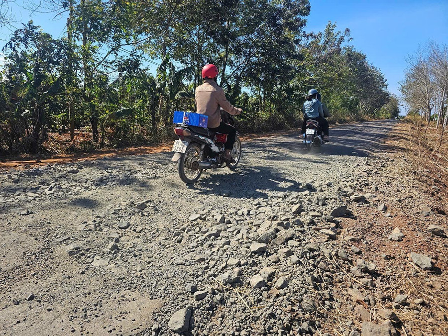 Tuyến đường liên xã đoạn qua làng Ar Trơ (xã Đê Ar) bị hư hỏng, bong tróc để lộ phần đá dăm bên dưới (ảnh chụp ngày 19-2-2025). Ảnh: R.H 1hok.jpg