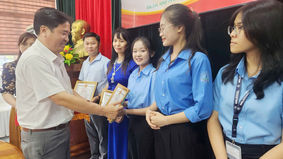 Phó Giám đốc Sở Giáo dục và Đào tạo Trần Bá Công trao giấy khen cho 6 học sinh và 3 giáo viên có dự án tham gia Cuộc thi Khoa học, kỹ thuật cấp quốc gia dành cho học sinh trung học năm học 2024-2025. Ảnh: Ngọc Sang gl2.jpg