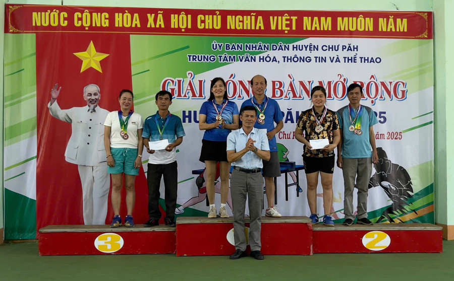 Ban tổ chức Giải Bóng bàn mở rộng huyện Chư Păh trao giải cho nội dung nam-nữ. Ảnh: Bùi Đại 123.jpg