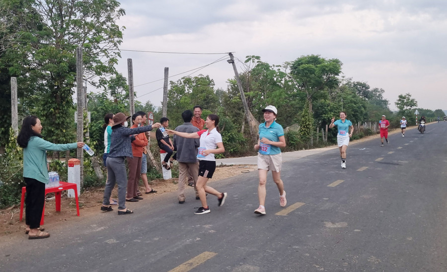 Các vận động viên tranh tài tại Giải Việt dã xã Ia Nhin. Ảnh: Khánh Phong cac-van-dong-vien-nu-tren-duong-chay.jpg