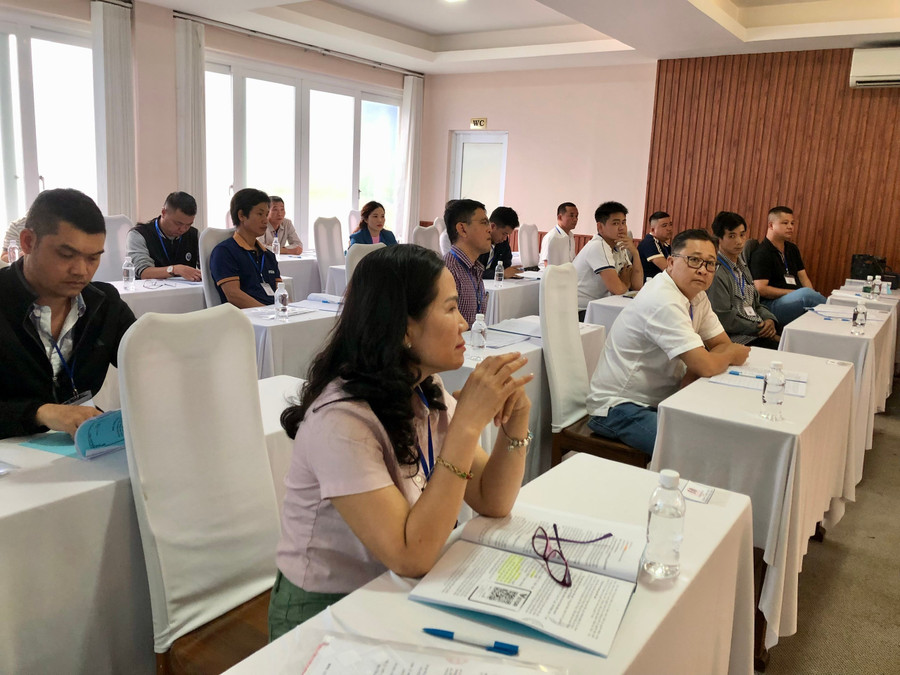 Đại diện các doanh nghiệp, cá nhân tham gia buổi đấu giá. Ảnh: Lê Nam cac-doanh-nghiep-ca-nhan-tham-gia-buoi-dau-gia-9-khu-vuc-mo-dat-san-lap-lam-vat-lieu-xay-dung-vlxd-thong-thuong.jpg