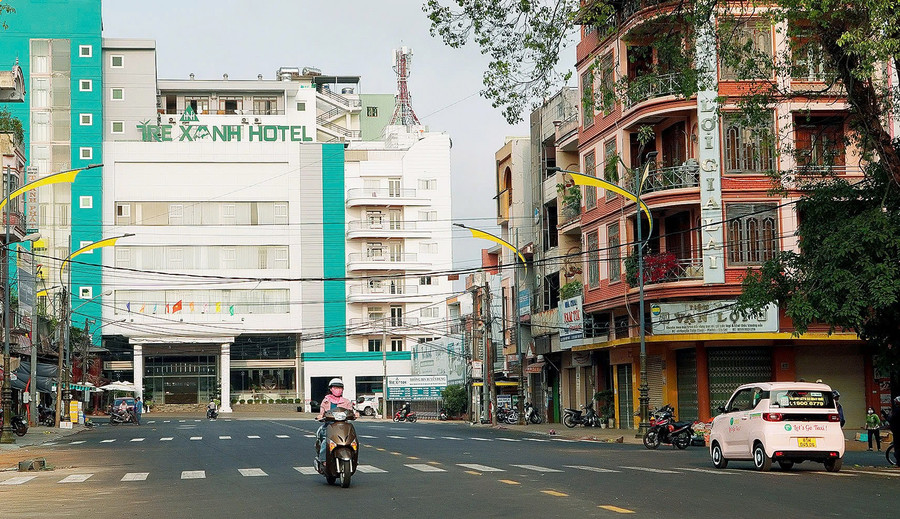 Đường Nguyễn Thiện Thuật được thảm lại nhựa để chuẩn bị cho việc triển khai phố ẩm thực đêm. Ảnh: Đ.T 3.jpg