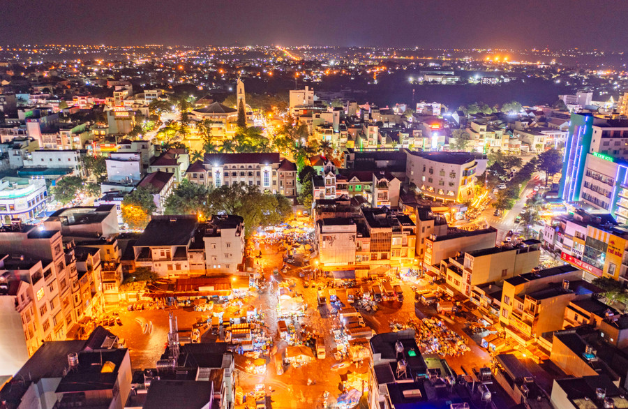 Góc phố đêm Pleiku. Ảnh: Phạm Quý 12.jpg