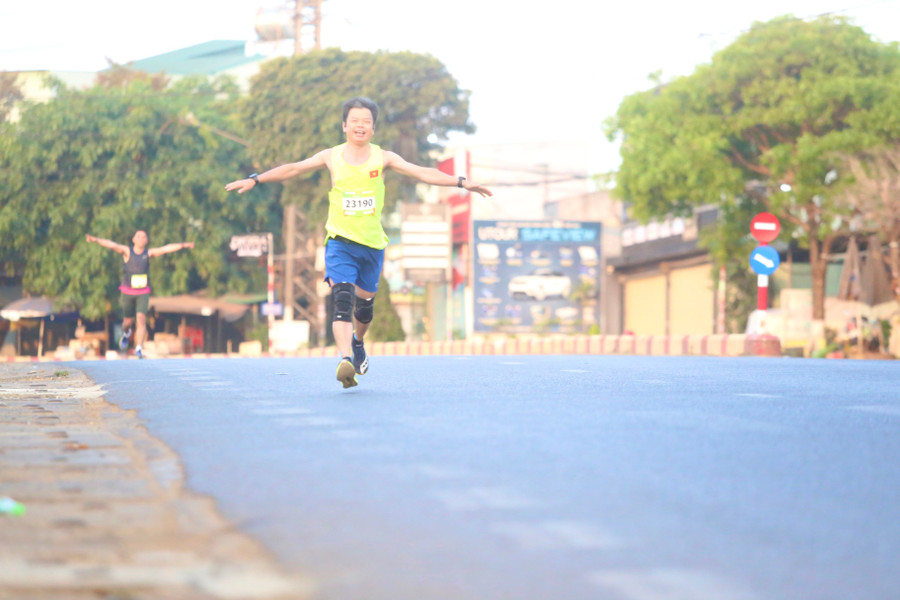 Phó Chủ tịch UBND tỉnh Nguyễn Hữu Quế tham gia ở cự ly 21 km. Ảnh: Hoàng Hoài pho-chu-tich-ubnd-tinh-nguyen-huu-que-tham-gia-o-cu-ly-21-km-anh-hoang-hoai.jpg