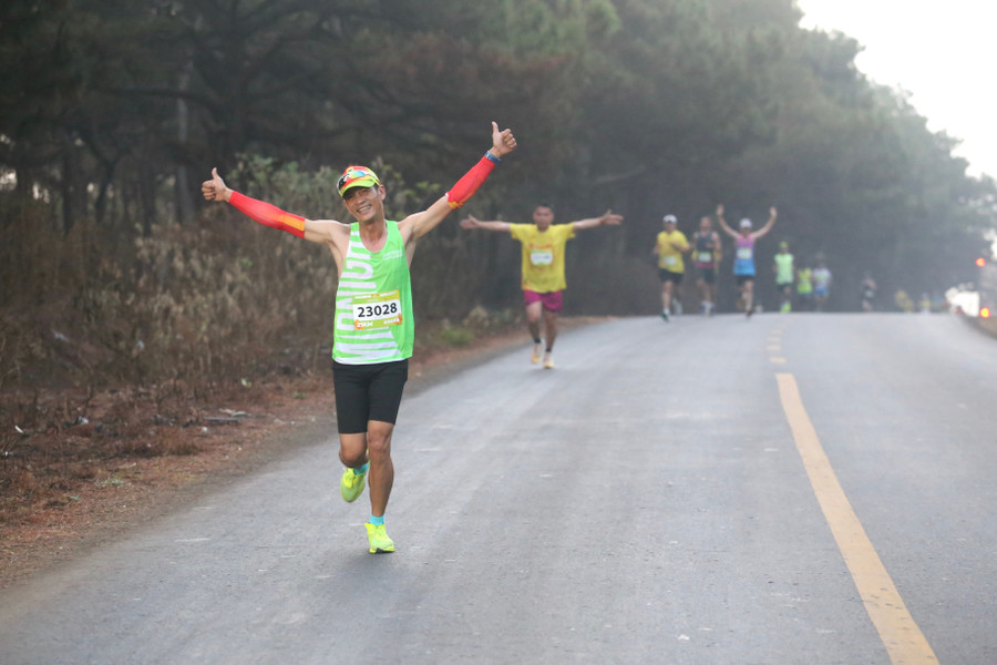 Các runner thích thú với cung đường mới. Ảnh: Hoàng Hoài cac-runner-thich-thu-voi-cung-duong-moi-anh-hoang-hoai.jpg