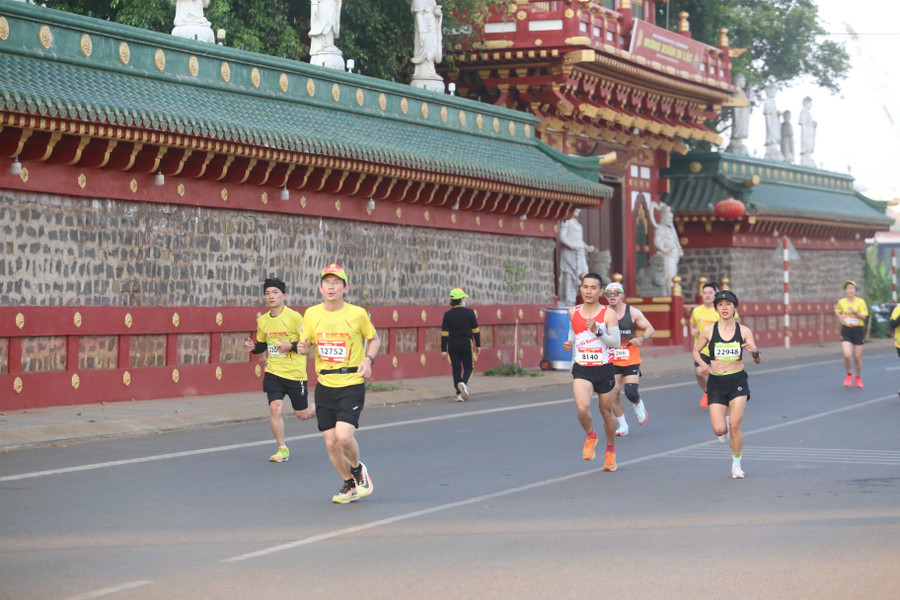 Nguyễn Thị Duyên (bìa phải) đã về đích đầu tiên ở cự ly 21 km nữ. Ảnh: Hoàng Hoài nguyen-thi-duyen-bia-phai-da-ve-dich-dau-tien-o-cu-ly-21-km-nu-anh-hoang-hoai.jpg