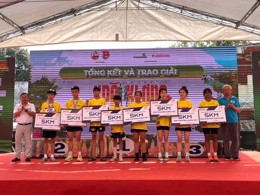 Ban tổ chức trao giải cho các VĐV đạt thứ hạng cao. Ảnh: Hoàng Hoài ban-to-chuc-trao-giai-cho-cac-vdv-dat-thu-hang-cao-anh-hoang-hoai.jpg