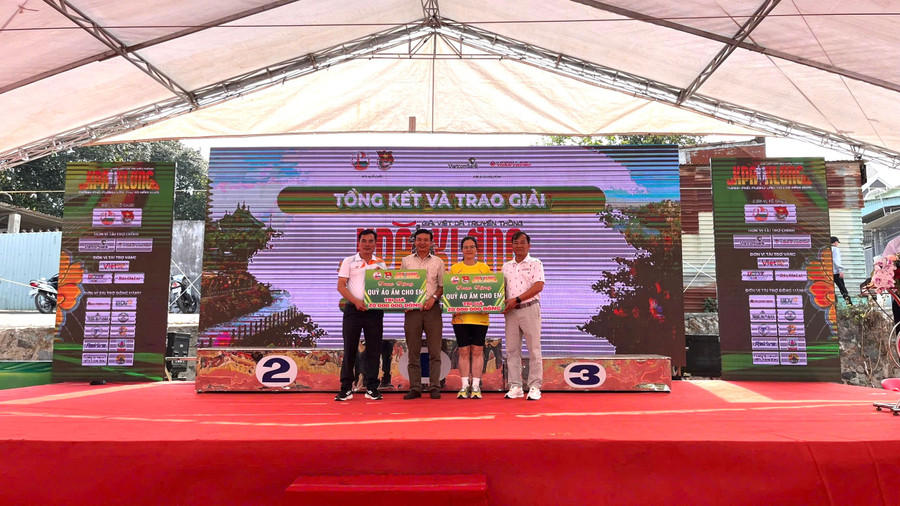 40 triệu đồng đã được Ban tổ chức chuyển vào Quỹ "Áo ấm cho em". Ảnh: Hoàng Hoài 40-trieu-dong-da-duoc-ban-to-chuc-chuyen-vao-quy-ao-am-cho-em-anh-hoang-hoai.jpg