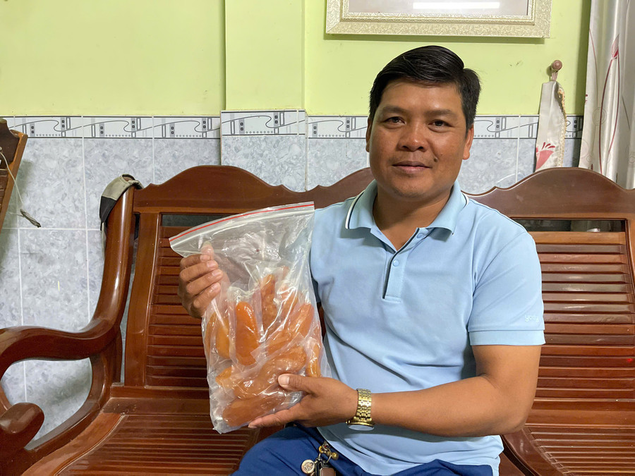 Anh Nguyễn Đỗ Hải-Giám đốc Hợp tác xã (HTX) Nông nghiệp Nhật Minh giới thiệu sản phẩm khoai lang sấy dẻo. Ảnh: Vũ Chi anh-nguyen-do-hai-giam-doc-hop-tac-xa-htx-nong-nghiep-nhat-minh-gioi-thieu-san-pham-khoai-lang-say-deo-anh-vu-chi.jpg