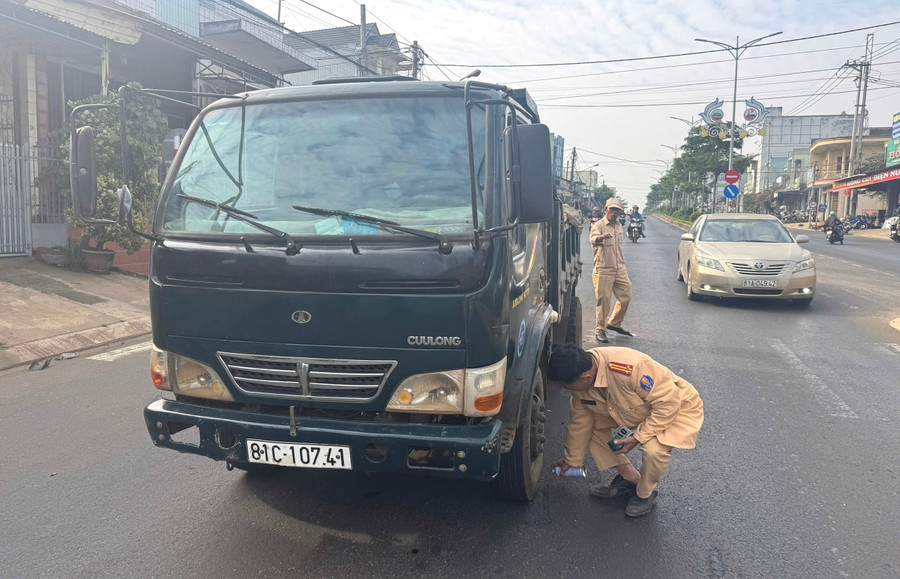 Lực lượng Công an đang tiến hành xác minh làm rõ nguyên nhân vụ tai nạn. Ảnh: Tuấn Anh luc-luong-cong-an-dang-tien-hanh-xac-minh-lam-ro-nguyen-nhan-vu-tai-nan-anh-tuan-anh.jpg