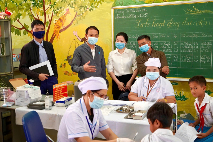Đoàn công tác Bộ Y tế kiểm tra việc tổ chức tiêm chủng vắc xin phòng-chống bệnh Sởi tại Trường Tiểu học Chu Văn An (thị trấn Phú Thiện, huyện Phú Thiện). Ảnh: Như Nguyện z6439522320424-7e1439fbc740d871b67e26eca179f1df.jpg