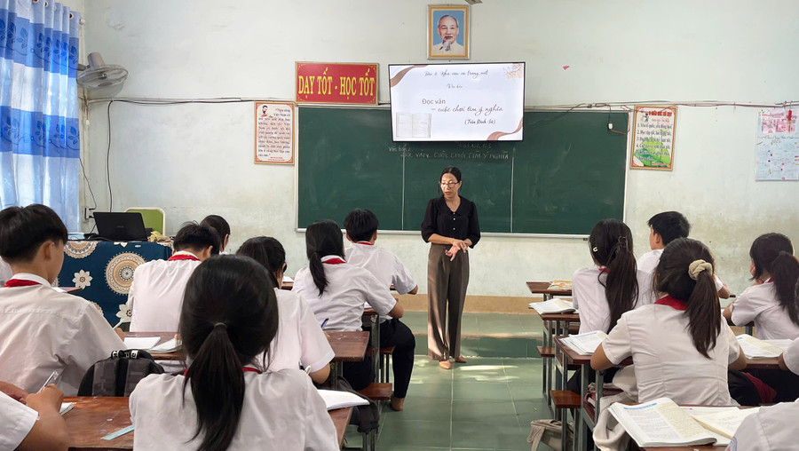 Việc được nghỉ 2 ngày cuối tuần giúp cô Trần Thị Mỹ Kiều (giáo viên Ngữ Văn Trường THCS Nguyễn Trung Trực) có thời gian chuẩn bị kỹ giáo án để nâng cao chất lượng bài giảng. Ảnh: V.C viec-duoc-nghi-2-ngay-cuoi-tuan-giup-co-tran-thi-my-kieu-giao-vien-ngu-van-truong-thcs-nguyen-trung-truc-co-thoi-gian-chuan-bi-ky-giao-an-de-nang-cao-chat-luong-bai-giang-anh-vu-chi.jpg