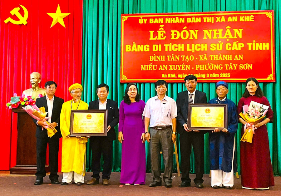Đại diện địa phương liên quan cùng đại diện thành viên các Ban Quản lý di tích đón nhận bằng xếp hạng di tích lịch sử cấp tỉnh. Ảnh: Thế Huynh 816bf5fa7a06cb589217.jpg