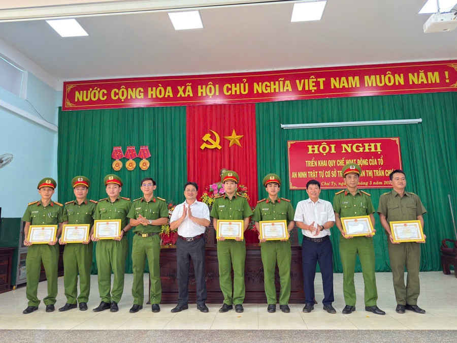 1 tập thể, 7 cá nhân được khen thưởng trong đợt này. Ảnh: Hoàng Nam 1-tap-the-7-ca-nhan-duoc-khen-thuong-trong-dot-nay-anh-hoang-nam.jpg