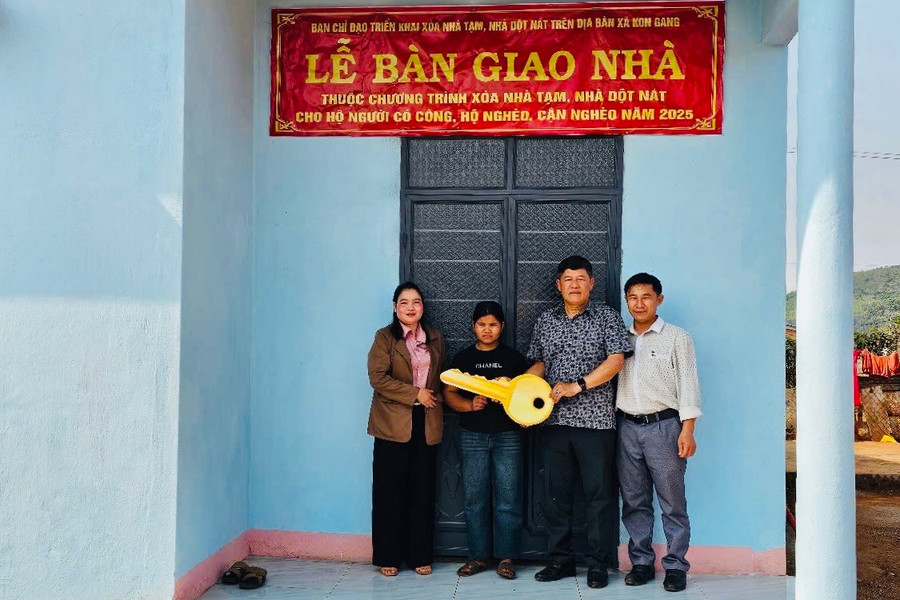Phó Bí thư Thường trực Huyện ủy Đak Đoa Y Đức Thành (thứ 2 từ phải qua) bàn giao nhà ở cho hộ nghèo xã Kon Gang. Ảnh: Đức Thành z6425979072685-4f80813a06d2a95418ad365d2eff7554.jpg