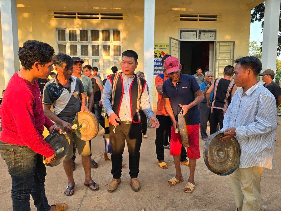 Nghệ nhân đang truyền dạy cồng chiêng cho người dân làng Trol Đeng. Ảnh: Thanh Tịnh z6373733239446-dc221f30e12399d8b11f7318df5c8c59.jpg