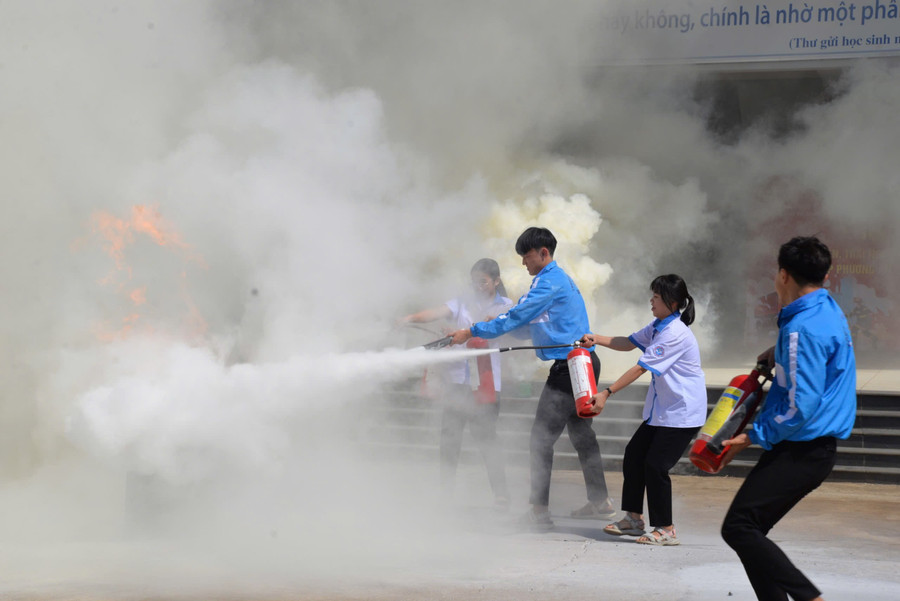 Các học sinh của nhà trường thích thú khi được trải nghiệm sử dụng dụng cụ chữa cháy. Ảnh: Văn Ngọc cac-hoc-sinh-cua-nha-truong-thich-thu-khi-duoc-trai-nghiem-pccc-anh-van-ngoc.jpg