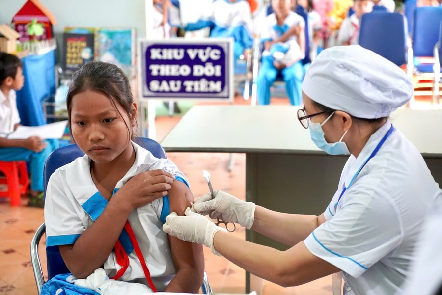Chiến dịch tiêm chủng vắc xin phòng-chống dịch sởi tại tỉnh Gia Lai được triển khai ngay sau khi vắc xin được phân bổ và kết thúc chậm nhất trong ngày 31-3. Ảnh: Như Nguyện 1.jpg