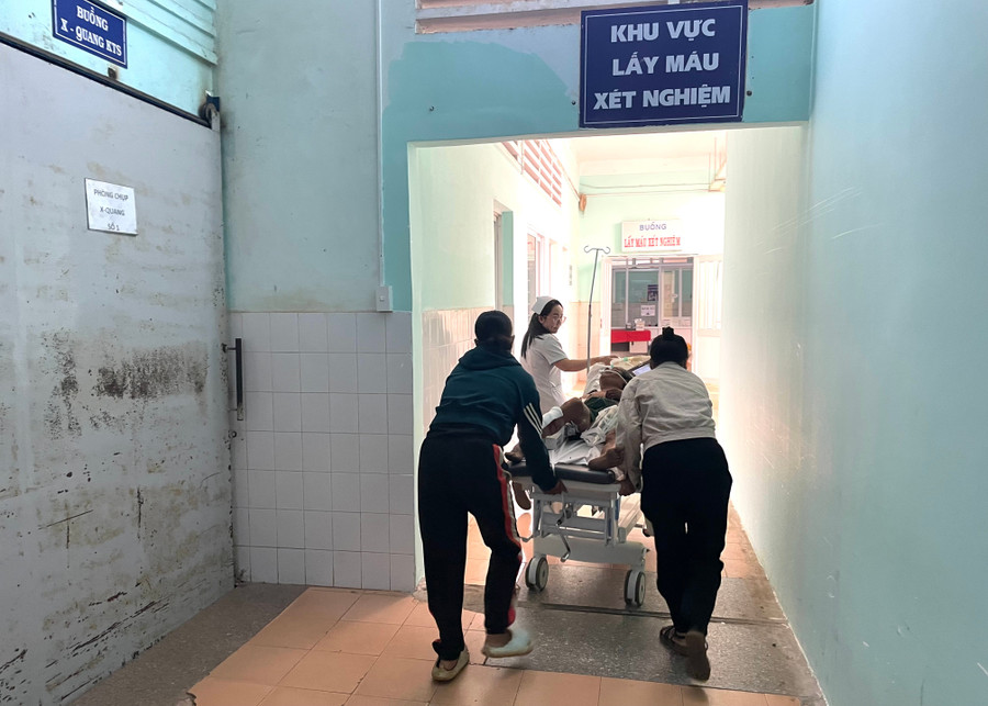 Ông K. đang được tích cực điều trị tại Bệnh viện Đa khoa tỉnh. Ảnh: Văn Ngọc ong-k-dang-duoc-tich-cuc-cuu-chua-o-benh-vien-da-khoa-tinh-anh-van-ngoc.jpg