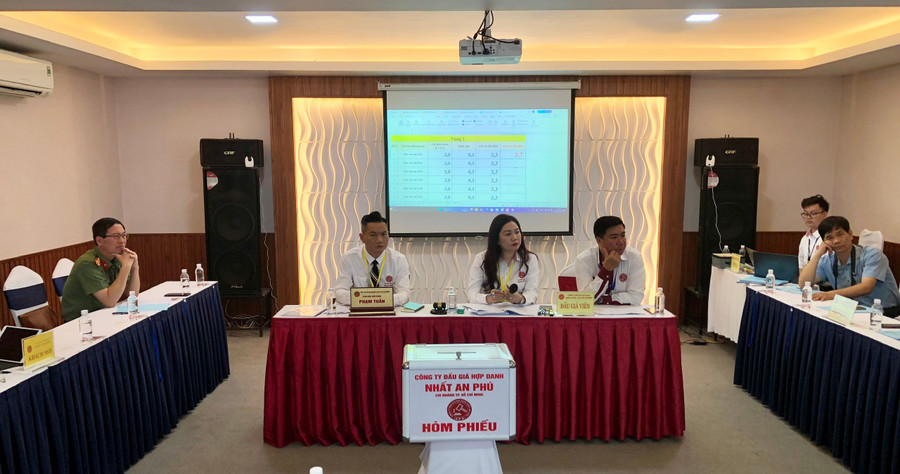 Công ty Đấu giá hợp danh Nhất An Phú phối hợp với Sở Nông nghiệp và Môi trường Gia Lai tổ chức đấu giá quyền khai thác khoáng sản đối với 9 khu vực mỏ đất làm vật liệu san lấp. Ảnh: Lê Nam cong-ty-dau-gia-hop-danh-nhat-an-phu-va-so-nong-nghiep-va-moi-truong-gia-lai-to-chuc-dau-gia-quyen-khai-thac-khoang-san-doi-voi-9-khu-vuc-mo-dat-san-lap-lam-vlxd-thong-thuong.jpg