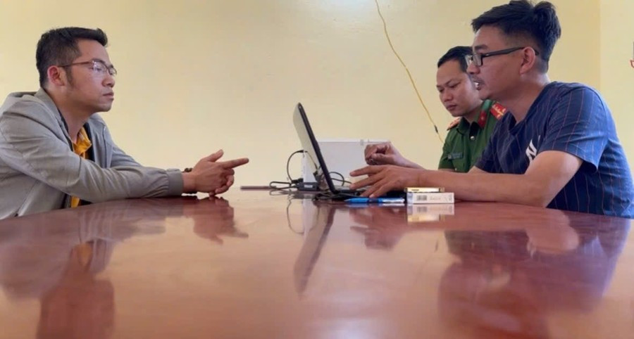 Lực lượng Công an đã lập biên bản với ông Kiên (trái). Ảnh: Ngọc Linh luc-luong-cong-an-da-lap-bien-ban-voi-ong-kien-trai-anh-ngoc-linh.jpg