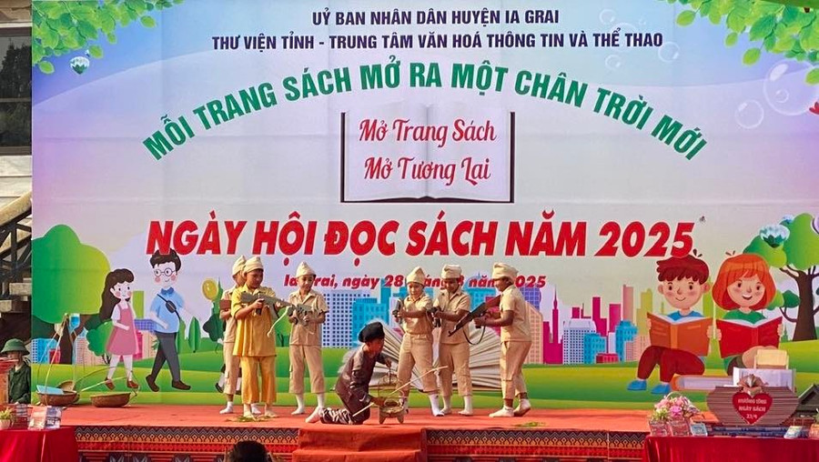 Học sinh Trường Tiểu học Kim Đồng diễn hoạt cảnh giới thiệu tác phẩm truyện tranh về Kim Đồng. Ảnh: Phương Lộc hs-truong-th-kim-dong-hoat-canh-gioi-thieu-tac-pham-truyen-tranh-ve-kim-dong.jpg