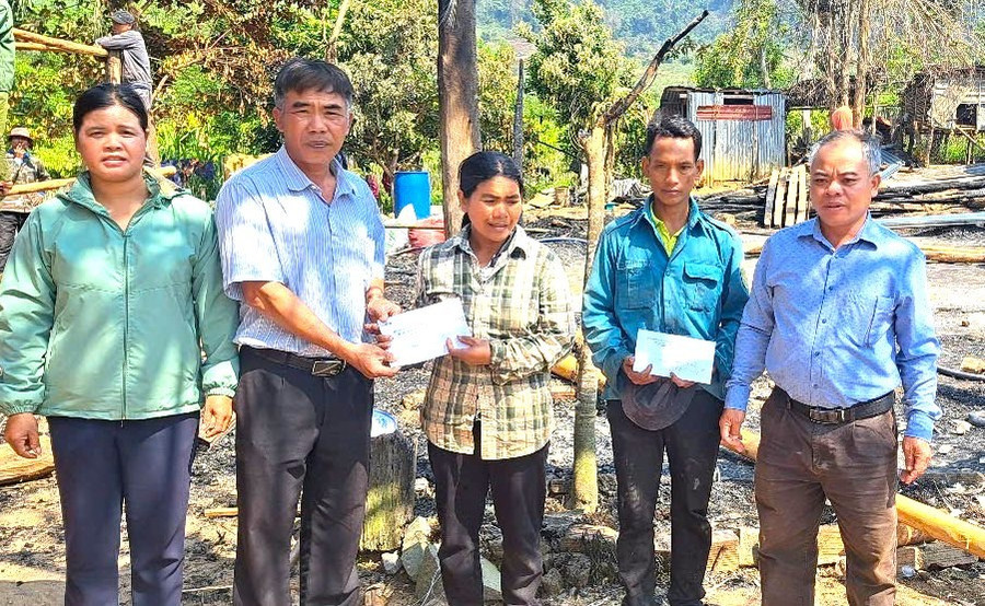 Đại diện lãnh đạo Đảng ủy, UBND, tổ chức chính trị xã hội xã Krong, huyện Kbang hỗ trợ kinh phí gia đình ông Đinh Thuyền không may bị cháy nhà. Ảnh: Hữu Nở 2d01ed797d7fcd21946e.jpg
