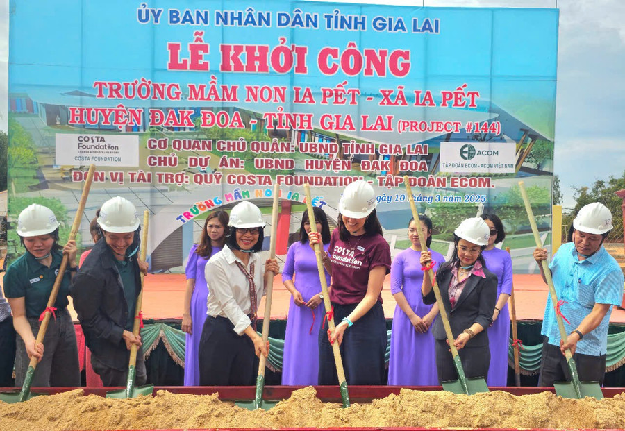 Các đại biểu tiến hành nghi thức khởi công, động thổ dự án Trường Mầm non Ia Pết.Ảnh: R.H cac-dai-bieu-da-tien-hanh-nghi-thuc-khoi-cong-dong-tho-du-an-truong-mam-non-ia-petanh-rh.jpg