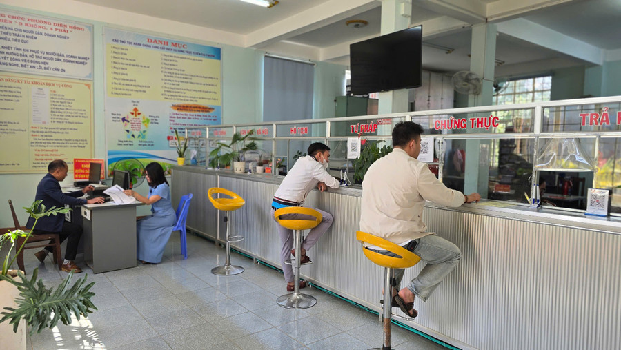 Chủ tịch UBND tỉnh yêu cầu các cơ quan, đơn vị thực hiện cho phép sử dụng các giấy tờ điện tử tích hợp trên tài khoản định danh điện tử tương đương với giấy tờ giấy khi thực hiện TTHC. Ảnh: P.V z6444173251271-d8423587d93d14f376619e1635ef9ad9.jpg