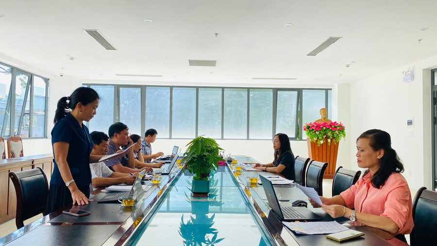 Bà Trần Thị Huệ-Phó Giám đốc Sở Tài chính, Phó Trưởng ban chỉ đạo tổng kiểm kê tài sản công tỉnh Gia Lai trao đổi về các nội dung kiểm tra liên quan tiến độ kiểm kê tài sản trên địa bàn TP. Pleiku. Ảnh: Sơn Ca z6458405598294-db77800c8c5c04a5b79fb10e5bcc3752.jpg