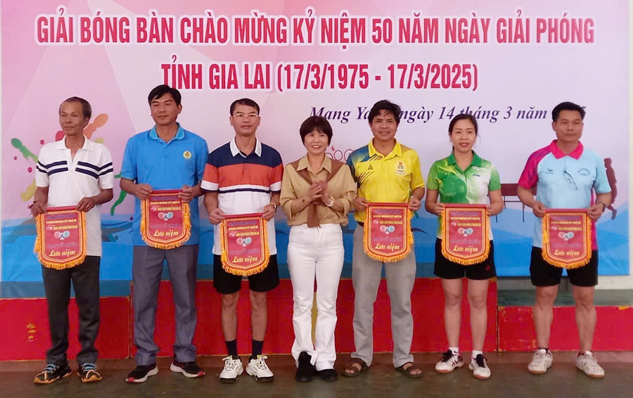 Ban tổ chức Giải Bóng bàn huyện Mang Yang trao cờ lưu niệm cho các đơn vị tham gia. Ảnh: Khánh Phong anh-1.jpg