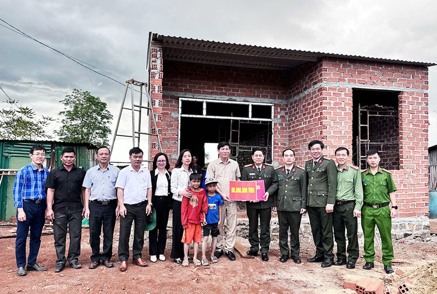 Xã Đăk Djrăng (huyện Mang Yang) tiếp nhận kinh phí xây dựng nhà cho hộ nghèo theo chương trình xóa nhà tạm, nhà dột nát từ nguồn hỗ trợ của Bộ Công an. Ảnh: T.N mang-yang-tap-trung-xoa-nha-tam-nha-dot-nat-bg.jpg