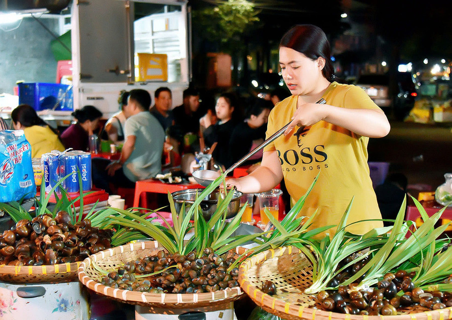 Một điểm bán đồ ăn tại chợ đêm Pleiku trước đây. Ảnh: Đ.T 2.jpg