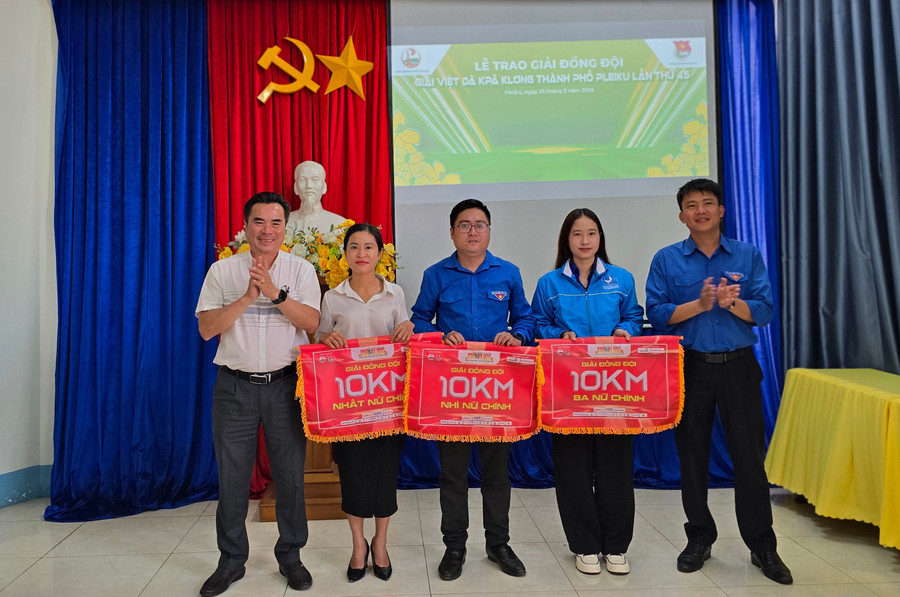 Ban Tổ chức đã trao giải nhất, nhì, ba nội dung đồng đội 10 km nữ chính. Ảnh: Bá Bính anh-3-2.jpg
