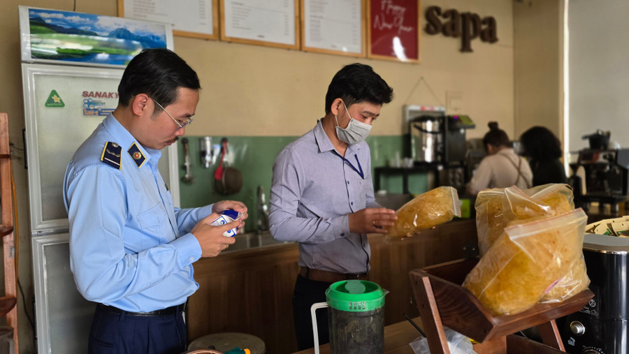 TP. Pleiku tăng cường kiểm tra ATTP tại các cơ sở kinh doanh ăn uống quanh khu vực diễn ra giải chạy. Ảnh: Bá Bính anh.jpg