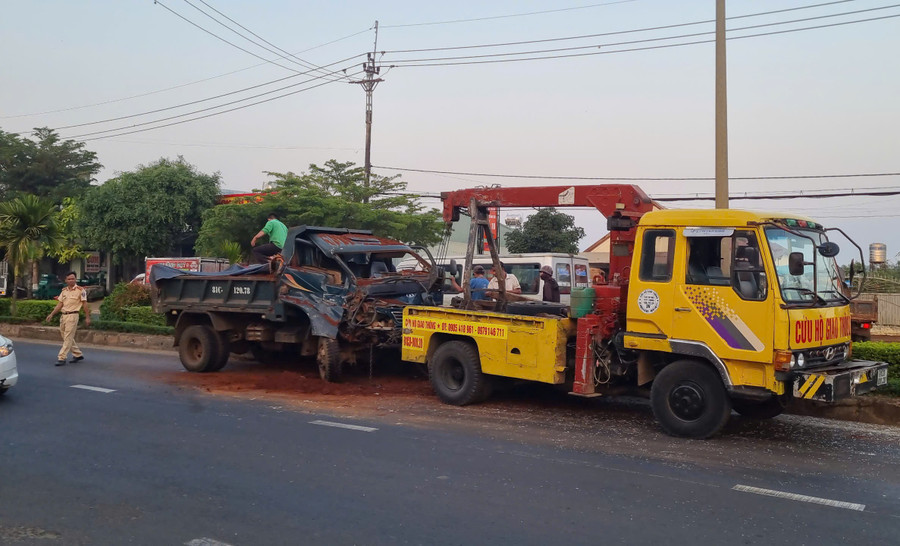 Xe ben chở đất bị biến dạng phần đầu sau cú va chạm. Ảnh: Khánh Phong hien-truong-vu-tai-nan.jpg