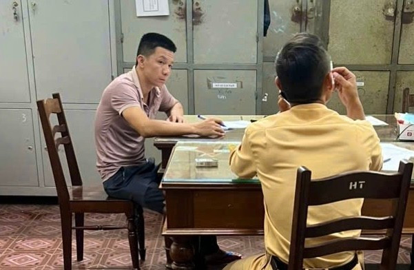 Tài xế Tuấn dã ra Cơ quan Công an trình diện. Ảnh: Duy Hải tai-xe-tuan-da-ra-co-quan-cong-an-trinh-dien-anh-duy-hai.jpg