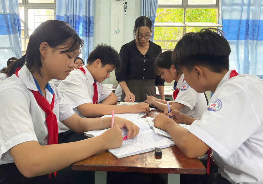 Được nghỉ 2 ngày cuối tuần giúp em Trần Dương Gia Bảo (thứ 2 từ trái sang, học sinh lớp 8.1, Trường THCS Nguyễn Trung Trực) cùng các bạn nâng cao khả năng tự học. Ảnh: V.C duoc-nghi-2-ngay-cuoi-tuan-giup-em-tran-duong-gia-bao-thu-2-tu-trai-qua-hoc-sinh-lop-81-truong-thcs-nguyen-trung-truc-cung-cac-ban-nang-cao-kha-nang-tu-hoc-anh-vu-chi.jpg