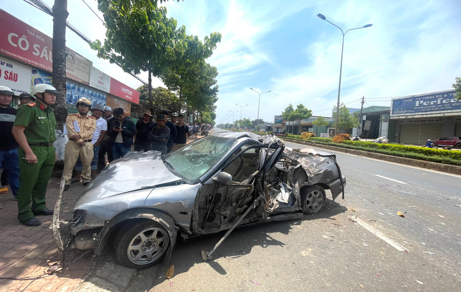 2 nạn nhân ngồi hàng ghế sau bị văng ra khỏi xe. Ảnh: Văn Ngọc 2-nan-nhan-ngoi-hang-ghe-sau-bi-vang-ra-khoi-xe-anh-van-ngoc.jpg